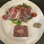 サンク・オ・ピエ - 鹿肉と鶏のテリーヌフォアグラ風味と生ハムサラダ