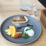 AROMA VITA & BAKE - ナッツタルト　フルーツと甘過ぎない生クリーム　