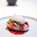 レストラン オオツ - 2025.6 いわき梅田水産ユメカサゴ 焼きビーツソース 玉葱の泡 ゆずもファーム産マスタードリーフ