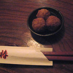 椿 - お通しの燻製つくね