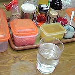 ラーメン無法松 - 無料ﾄｯﾋﾟﾝｸﾞはｺﾞﾏ、紅ｼｮｳｶﾞもあり、一味唐辛子も置いている。この一味がｳﾏｲの！