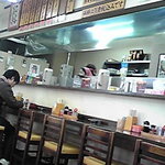 ラーメン無法松 - こちらはカウンター席。テーブル席もあります。