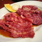 焼肉 白雲台 - 和牛骨付きカルビ 1,050円・和牛ハラミ 980円