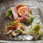 トラットリアチンクエポンテ - 前菜3種盛り(生ハムのイチジク添えサラダ、ヤリイカのカルパッチョ、サンマ皮炙りのカルパッチョ)