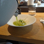 緑のガスパッチョにスープをいれているところ