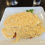 たいめいけん - タンポポオムライスのオムレツを割ってみました。
