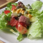 人と木 - サラダは、ローストビーフ、ケッパー、茹で卵入り