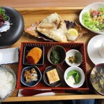 人と木 - 人と木定食（コーヒーとデザート付き）1,800円