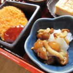 人と木 - 小鉢①コロッケ、②なめこおろし