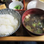 人と木 - 海苔の味噌汁。ご飯はおかわりOK。