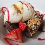 人と木 - ショコラテリーヌにアイスのせ、キャラメルソースとベリーソースがけ、いちご添え