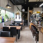 人と木 - 店内。座席数が増えました