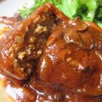 人と木 - ハンバーグのソースはビーフシチューみたいなコクのあるデミグラスソース味。