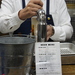 ビールスタンド重富 - 二度注ぎの泡注入