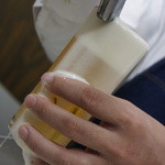 ビールスタンド重富 - 二度注ぎの泡は昭和か平成かを選択