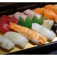 鮨隆 - にぎりは見た目がきれいですね。
                このお値段ですから高級なネタではないですが、どれも新鮮で美味しいそうです。