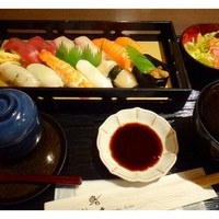 鮨隆 - 徳用鮨ご膳（1300円：税込）・・にぎり12貫・サラダ・茶碗蒸し・赤だしのセットです。