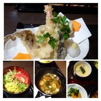 鮨隆 - 天ぷらは「海老・アナゴ・マイタケ・茄子・サツマイモ・エリンギ」など。カラッと揚がり美味しいですよ。
                  天つゆがいいお味です。大根おろしがたっぷり添えられているのも嬉しい