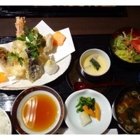 鮨隆 - 天ぷらご膳（1300円：税込）・・天ぷら・茶碗蒸し・サラダ・赤だしのセットです。