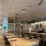 Koko Head cafe - 店内は上にファンが付いており、白貴重にマーブルのテーブルで清潔感もあり、高級感もあります