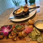 Koko Head cafe OSAKA - 手前がKHCプレート　■ハッシュブラウン
                                ■キムチの天ぷら
                                ■BBQチキン＆野菜
                                ■自家製ピクルス　1980円