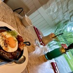 Koko Head cafe - ディナータイムでしたが、初夏でしたので、まだ外が明るく緑の芝生が見えるのも素敵な環境です