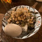 タイニーカフェ - 納豆丼のあたまのせ冷奴　煮卵付き