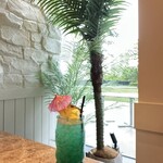 Koko Head cafe - ニューハワイアン
      
      ラム、オレンジコンフィチュール、パインレモングラスシュラブ、レモンジュース、ブルーキュラソーシロップ
      
      1760円
      
      飲みごたえがある大きなグラスにハワイらしいお顔が付いています