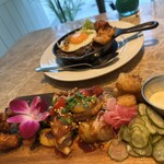 Koko Head cafe - 東京店でも大人気メニュー、KHCプレート。添えつけの右上のソースが、これまた絶品です。人気の理由が伺えます。