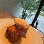 Koko Head cafe - 甘塩っぱいベーコンが乗ったオリジナルのフレンチトーストです。
      
      甘さとザクザクした感覚の食感が(コーンフレークを使用)癖になります。
      
      ベーコンが載っているので、甘すぎず、大人でもペロっといただけます