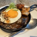 Koko Head cafe - 右上の揚げ物が、キムチの天ぷらで、卵にかかっているのが一味とゴマですかね^_^ 自家製のグレービーソースも、なんとも奥深くて、これを食べに、またここのお店に来たいと思える看板メニューです！