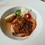 オールデイダイニングオーキッド - エビのソテー。玉ねぎのソースが甘すぎず、からすぎず、匂いも強くない。何より海老を引き立ててくれます。