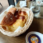 オールデイダイニングオーキッド - パン盛り合わせ〜３種２人分。もっと食べたいを控えるから、また来たいに。