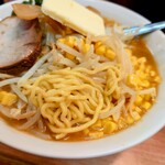 えぞ菊 - サッポロラーメンと言えば、黄色い中太縮れ麺。
