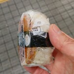 セブンイレブン - 直火焼きソーセージのおむすび (税抜)198円→150円 ※報告を変えて撮影 (2025.06.14)