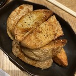 暁タップス - 焦がしバターソースのフライドポテト770円