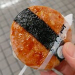 セブンイレブン - 直火焼きソーセージのおむすび (税抜)198円→150円 ※開封後 (2025.06.14)
