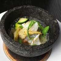 【定番の石鍋】蝦夷鮑の海鮮おやき　鶏コンソメ仕立て