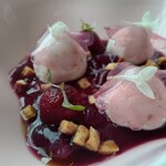 フィリップ・ミル 東京 - スパイス香る赤ワインソースに浮かぶ イルフロッタント カシスのクリームとソルベ アロエのコンポート