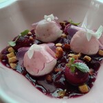 フィリップ・ミル 東京 - スパイス香る赤ワインソースに浮かぶ イルフロッタント カシスのクリームとソルベ アロエのコンポート