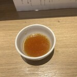 中華そば 無限 - 小さな器に分けたスープ