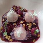 フィリップ・ミル 東京 - スパイス香る赤ワインソースに浮かぶ イルフロッタント カシスのクリームとソルベ アロエのコンポート