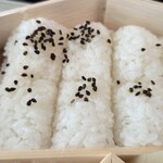 水了軒 - 俵ご飯には黒胡麻。付け合わせの柴漬けも泣かせます。