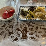 横川のさと - 山菜盛り合わせとトマト（サービス）