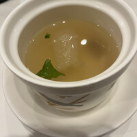 天厨菜館 銀座店 - キヌガサダケと金華ハムのスープ。キヌガサダケは不思議な食感でした。金華ハムの出汁がしっかり出ています。