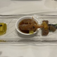 天厨菜館 銀座店 - 前菜の盛り合わせ。左からセロリの辛子ソースキャビアのせ、赤海老の紹興酒漬け、和牛、ピータン。海老とお酒の風味がいい。