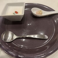天厨菜館 銀座店 - 杏仁豆腐とデザート小籠包。小籠包の中にはジャムのようなもの？が入っていました。杏仁豆腐はさっぱりしたお味でした。