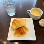 夢厨房 アリオ鳳店 - パスタランチ（サーモンと7種のお野菜のごま和風パスタ）①パンとスープ（パンはおかわり自由です）