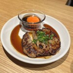 裏天神 MARIO - 大きめの自家製ハンバーグつくね　卵黄添え