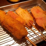 噂のこの串かつあのおでん 岡山中央町倶楽部 - 串揚げ：左からタンつくね、赤ウィンナー、ハムカツ、紅しょうが